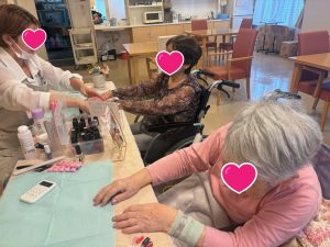 入居者がスタッフと一緒にクラフト活動・手工芸に取り組む風景