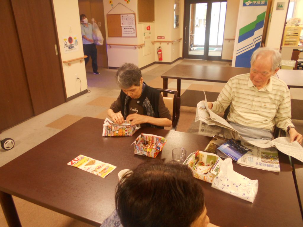 入居者が雑誌や新聞を読んでいる共用スペースでの日常風景