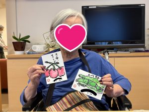 入居者がレク活動で作成した作品を手に持ち笑顔で記念撮影
